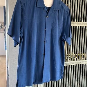 Blue silk Tommy Bahama men’s shirt! size small!